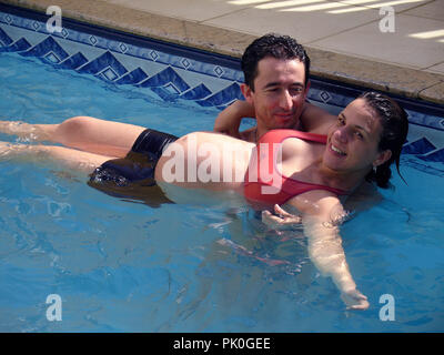 Donna incinta Swiming in piscina, São Paulo, Brasile Foto Stock