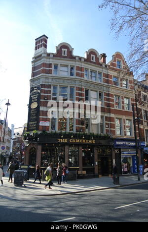 Il Cambridge pub di Londra, Charing Cross Road, WC2, Inghilterra. Foto Stock