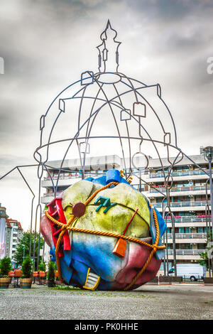 Arte pubblica scultura moderna dedicato ai profughi visto a Berlino, Germania Foto Stock