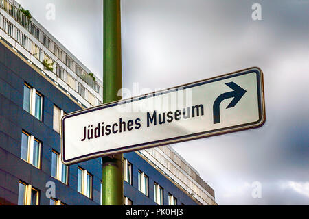 Direzione strada segno per il Museo Ebraico di Berlino, Germania Foto Stock