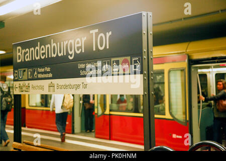 Brandenburger Tor la stazione della metropolitana sulla Friedrichstrasse a Berlino, Germania Foto Stock