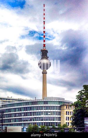 Vista del Berliner Fernsehturm torre a Berlino, Germania Foto Stock