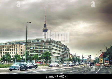 Vista del Berliner Fernsehturm torre a Berlino, Germania Foto Stock