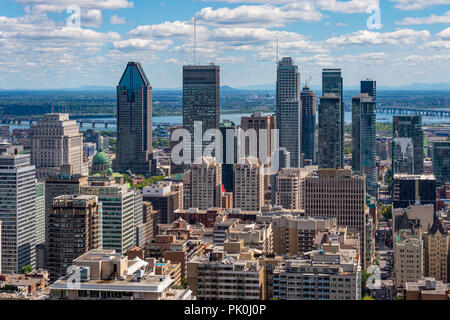 Montreal, CA - 8 Settembre 2018: Montreal skyline da Kondiaronk Belvedere che si trova in cima alla montagna Mont-Royal. Foto Stock