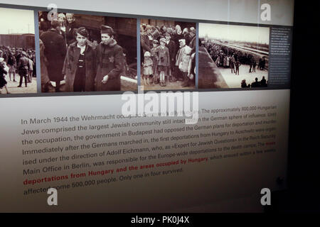 Le persone che visualizzano la mostra nel memoriale della metropolitana al assassinato ebrei dell'Europa su Cora-Berlinerstrasse a Berlino, Germania Foto Stock