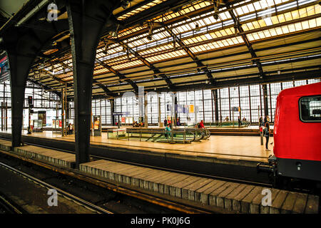 La gente in attesa presso la stazione Hackescher Markt della stazione per un treno S-Bahn in Berlino, Germania Foto Stock