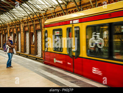 Persone in attesa alla S Hackescher Markt della stazione per un treno S-Bahn in Berlino, Germania Foto Stock