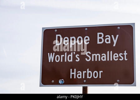 Accedi Depoe Bay che avverte che Depoe Bay è il porto più piccolo Foto Stock