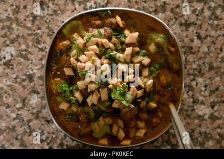 Chole tikki chaat (polpette di ceci) è una rinomata cucina di strada di India Foto Stock