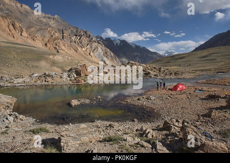 Bellissimo camp nella valle Khafrazdara, Bartang Valley, Tagikistan. Foto Stock