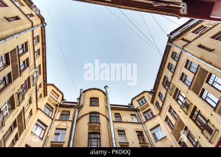 Courtyard-e. La vista dal basso verso l'alto a San Pietroburgo, Russia Foto Stock