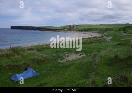 Campeggio selvaggio a Freswick Bay. Freswick. John O' semole (Duncansby head) in terre fine. Cornwall. Da estremità a estremità trail. Caithness. Highlands. La Scozia. Regno Unito Foto Stock