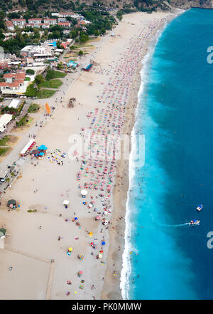Fethiye, Mugla/Turchia- 19 Agosto 2018: Incredibile vista aerea della laguna blu in Oludeniz Foto Stock