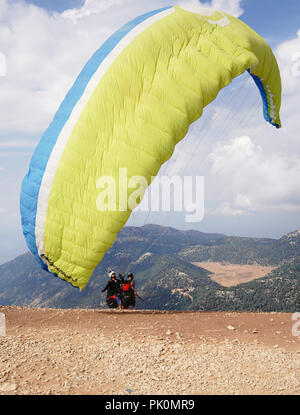 Fethiye, Mugla/Turchia- 19 Agosto 2018: parapendii preparazione di attrezzature su Babadag per il lancio / pronto a volare Foto Stock