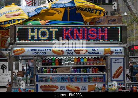 Un cibo all'aperto nel centro di Manhattan con una firma digitale dicendo KNISH CALDA. Foto Stock