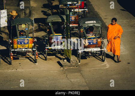 Munk buddista a piedi di Chinatown lungo rickshaws in Chiang Mai Thailandia Foto Stock