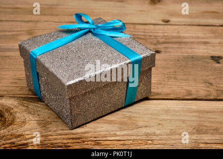 Confezione regalo con nastro blu Foto Stock