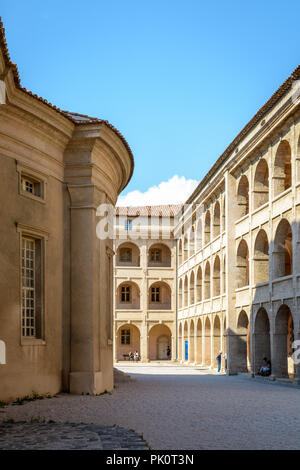 Il cortile delle ex almshouse di La Vieille Charite a Marsiglia, Francia, con le arcate gallerie delle ali e la cappella sulla sinistra. Foto Stock