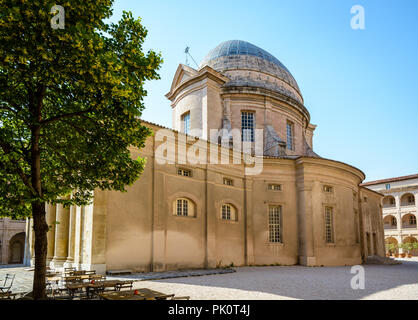 La cappella e la sua cupola ellissoidale nel cortile della ex almshouse di La Vieille Charite nel quartiere di Le Panier a Marsiglia, Francia. Foto Stock