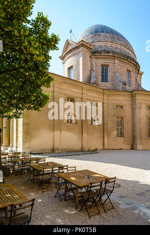 La cappella e la sua cupola ellissoidale nella ex almshouse di La Vieille Charite a Marsiglia, Francia, con una terrazza sotto un albero in primo piano. Foto Stock