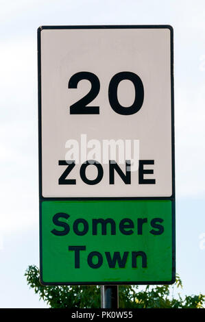 A 20 km/h il limite massimo di velocità sign in il Somers Town district nel nord di Londra. Foto Stock