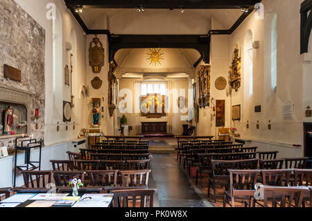 Interno di St Pancras vecchia chiesa. Credeva di essere uno dei più antichi siti cristiani in Inghilterra, è stato in gran parte ricostruito in epoca Vittoriana. Foto Stock