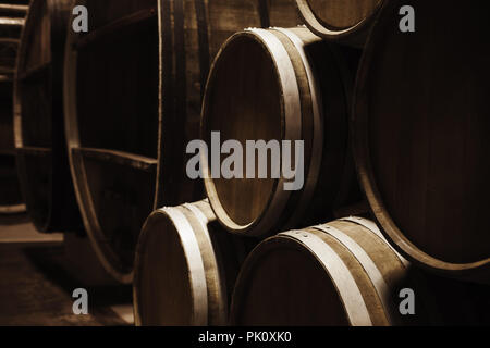 Il magazzinaggio dei vini. Round in botti di legno scuro in cantina, close-up foto con messa a fuoco selettiva Foto Stock