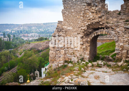 Rovinato ingresso dell antica fortezza Calamita in Inkerman, Crimea Foto Stock