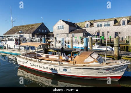 Oldport Marine servizio di lancio e tour barche ormeggiate nel porto adiacente al Edgartown Yacht Club in Edgartown, Massachusetts di Martha's Vineyard. Foto Stock