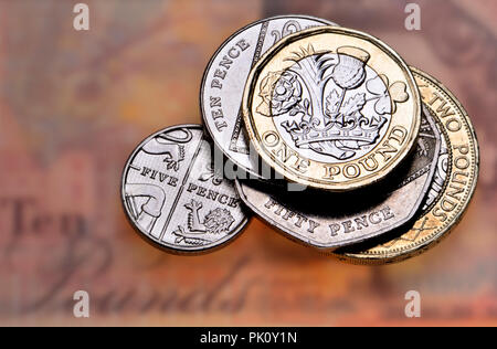 British monete in un arco di tempo di dieci pound nota Foto Stock