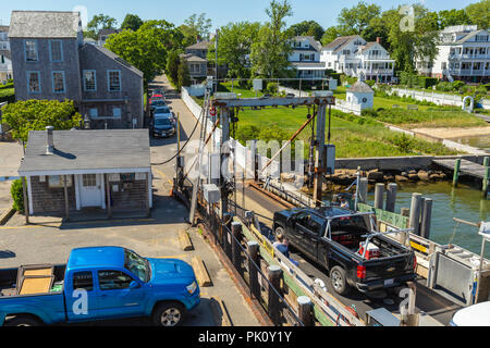 Un traghetto Chappy docks nel centro cittadino di Edgartown, Massachusetts dopo la breve traversata da Chappaquiddick Island. Foto Stock