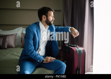 Ritratto di bello imprenditore della camera di albergo Foto Stock