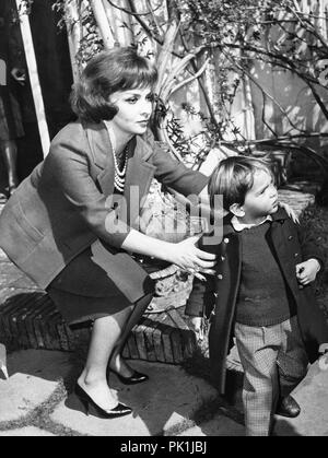 Gina Lollobrigida con suo figlio Andrea milko skofic, 1960 Foto Stock