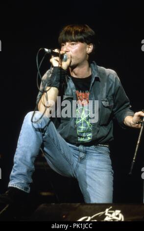 Frank Z., Sänger von 'Abwärts', deutsche Punkband aus Hamburg, beim Konzert a Berlino, Deutschland 1991. Il cantante Frank Z. di tedesco punk band "Abwaerts' da Amburgo performing live a Berlino, Germania 1991. | Utilizzo di tutto il mondo Foto Stock