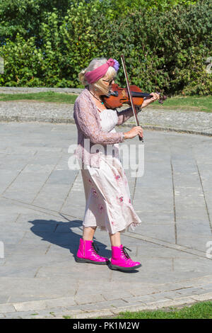 Morris ballerina musicista violin player, membro del Guith Morris a Swanage Folk Festival, Swanage, DORSET REGNO UNITO su una bella calda giornata di sole nel mese di settembre Foto Stock