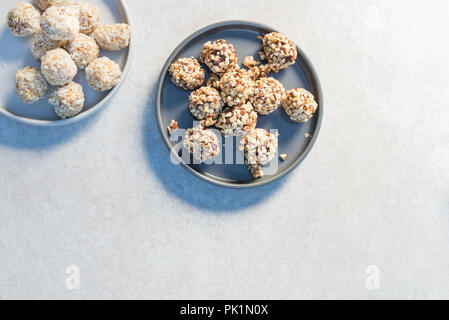 Senza glutine vegane Tartufi, come ad esempio il cioccolato ciliegia morsi di mandorle e noci di cocco anacardi Crunch morsi Foto Stock