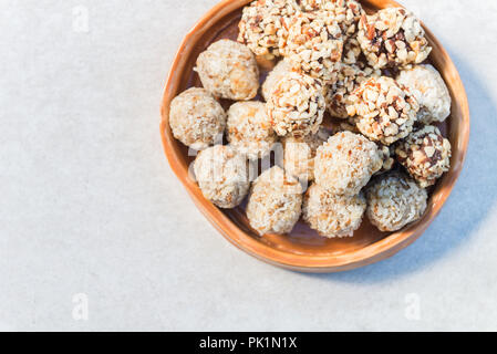 Senza glutine vegane Tartufi, come ad esempio il cioccolato ciliegia morsi di mandorle e noci di cocco anacardi Crunch morsi Foto Stock