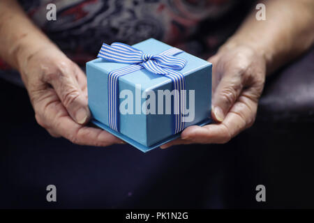 Il sambuco donna dono di contenimento Foto Stock