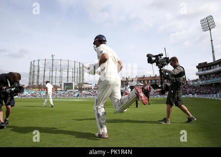 L'Inghilterra del Alastair Cook si esaurisce sul campo per una standing ovation come egli continua la sua ultima prova inning durante il test match al Kia ovale, Londra. Foto Stock