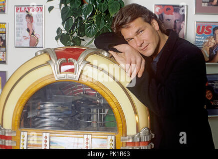 Patrick Swayze nel febbraio 1989 a Los Angeles. | Utilizzo di tutto il mondo Foto Stock