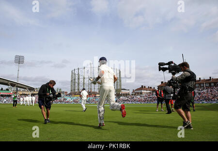 L'Inghilterra del Alastair Cook si esaurisce sul campo per una standing ovation come egli continua la sua ultima prova inning durante il test match al Kia ovale, Londra. Foto Stock