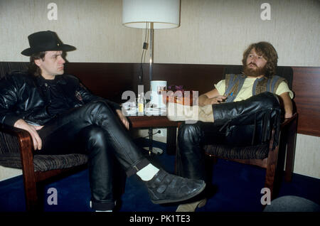 (L-r): Udo Lindenberg, Peter Maffay nel maggio 1983 a Berlino. | Utilizzo di tutto il mondo Foto Stock