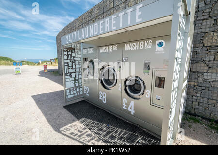 24/7 Lavanderia macchine di lavaggio a Pwllheli club vela sulla costa settentrionale del Galles Foto Stock