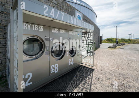 24/7 Lavanderia macchine di lavaggio a Pwllheli club vela sulla costa settentrionale del Galles Foto Stock