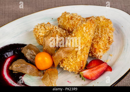 Arrosto di formaggio bastoni con marmellata Foto Stock