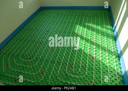 Il sistema di riscaldamento a pavimento - verde di installazione a casa Foto Stock