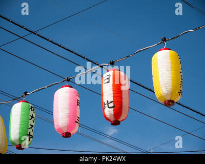 Giapponese lanterne di carta nelle strade di Tokyo Foto Stock