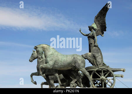 Italia Lazio Roma, Il Vittorianno, bronzo statua in cima il Vittoriano. Foto Stock