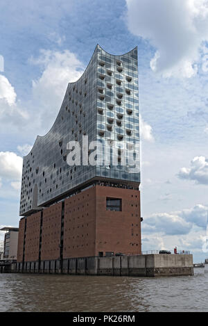 L'edificio Elbphilharmonie nel porto di Amburgo, Germania. Foto Stock