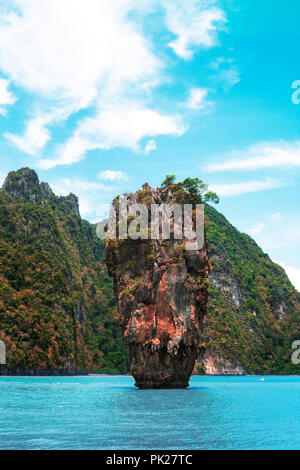 Ko Ta Pu o James Bond Island nella Baia di Phang Nga nel mare delle Andamane, Phuket, Tailandia. Bellissimo paesaggio con isola verde contro il cielo blu, estate vacati Foto Stock